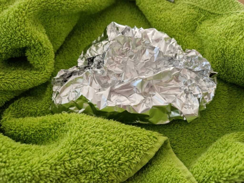 How exactly does aluminium foil work to keep food warm? Is there